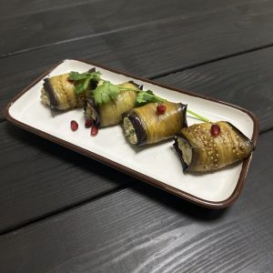 Рулеты из баклажанов с грецким орехом