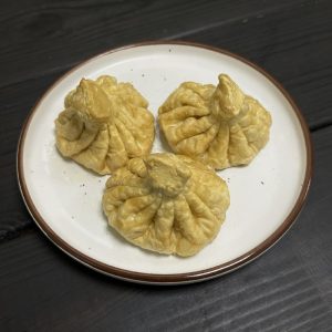 Жареные хинкали с сыром и зеленью